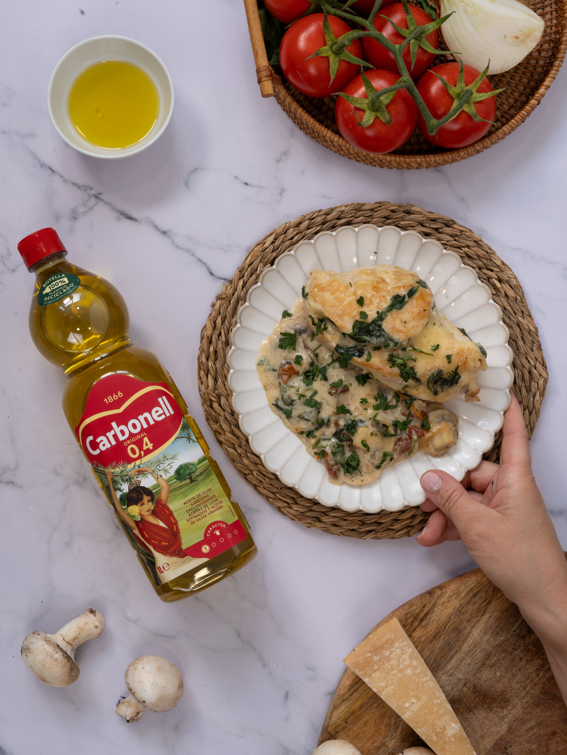 Pollo cremoso con espinacas, champiñones y queso fundido