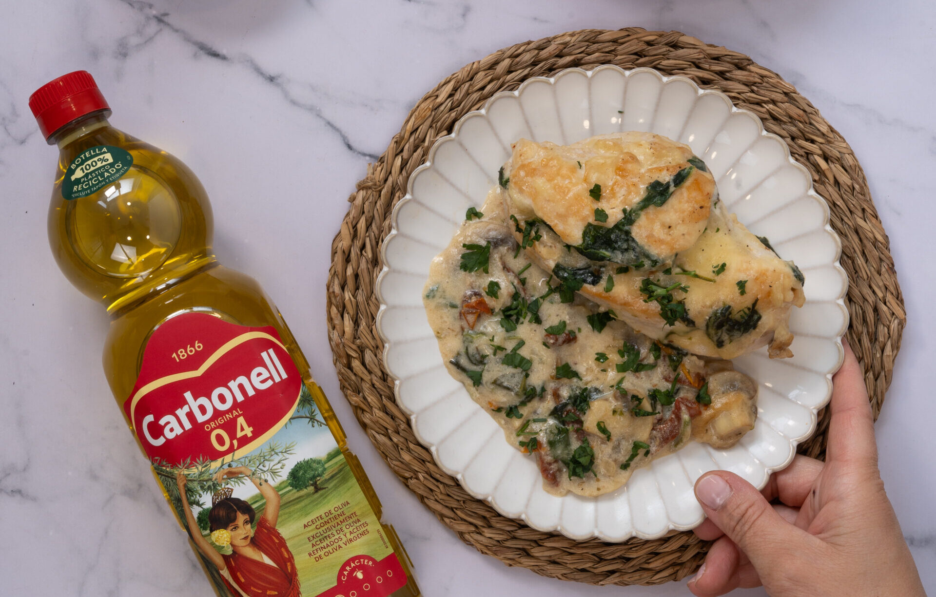 Pollo cremoso con espinacas, champiñones y queso fundido Pollo cremoso con espinacas, champiñones y queso fundido